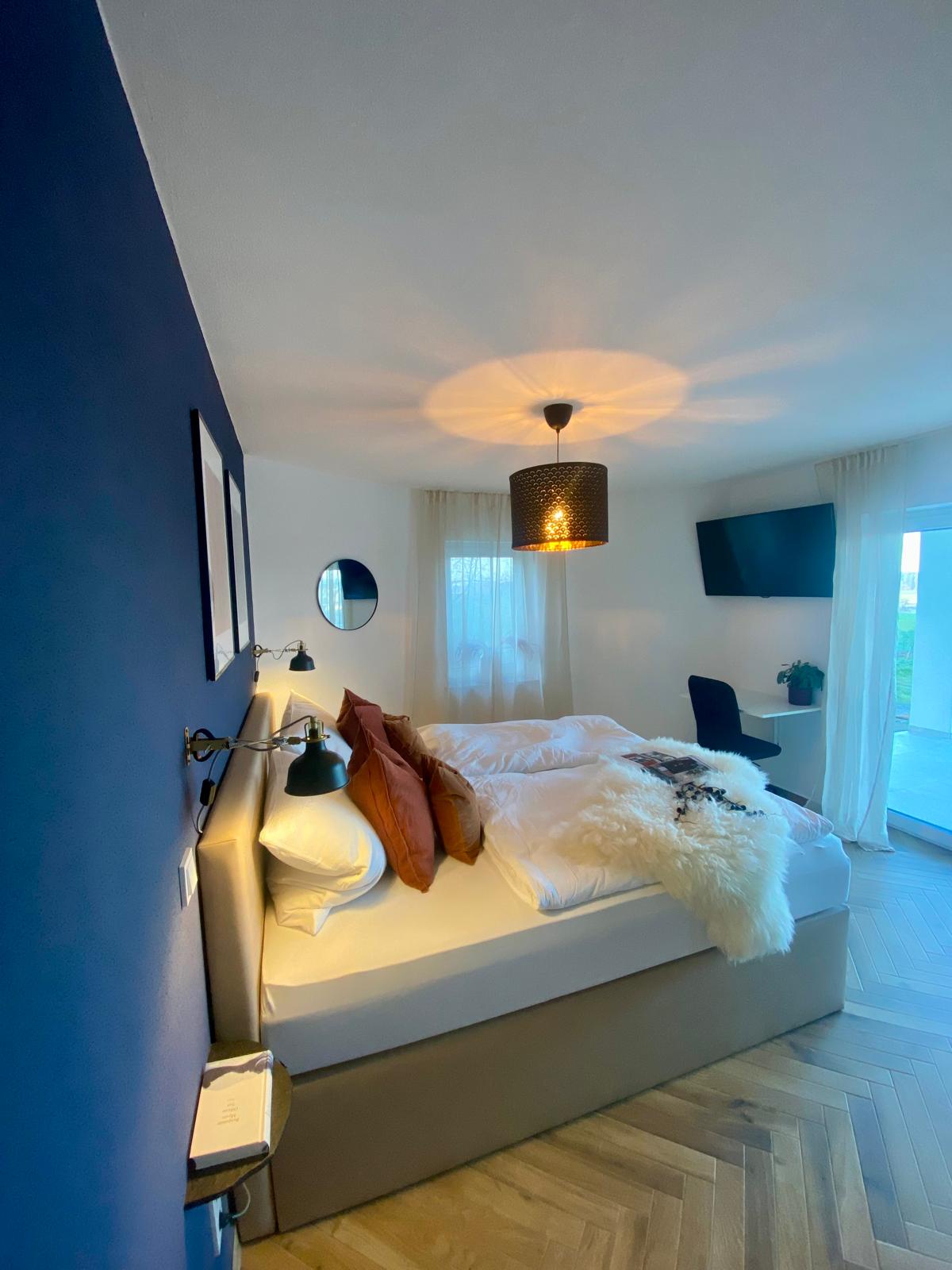 Schlafzimmer Navy Wandfarbe Fischgrätparkett